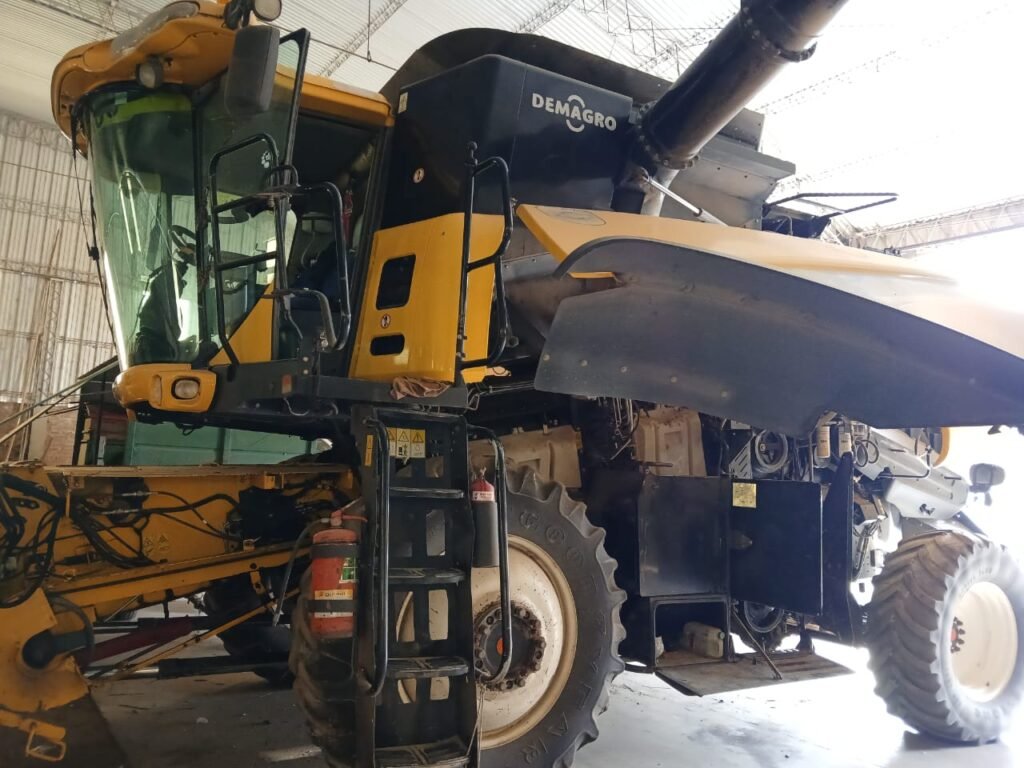 Instalación de piloto automático en cosechadora New Holland TC 57 en Santa Fé, Arteaga