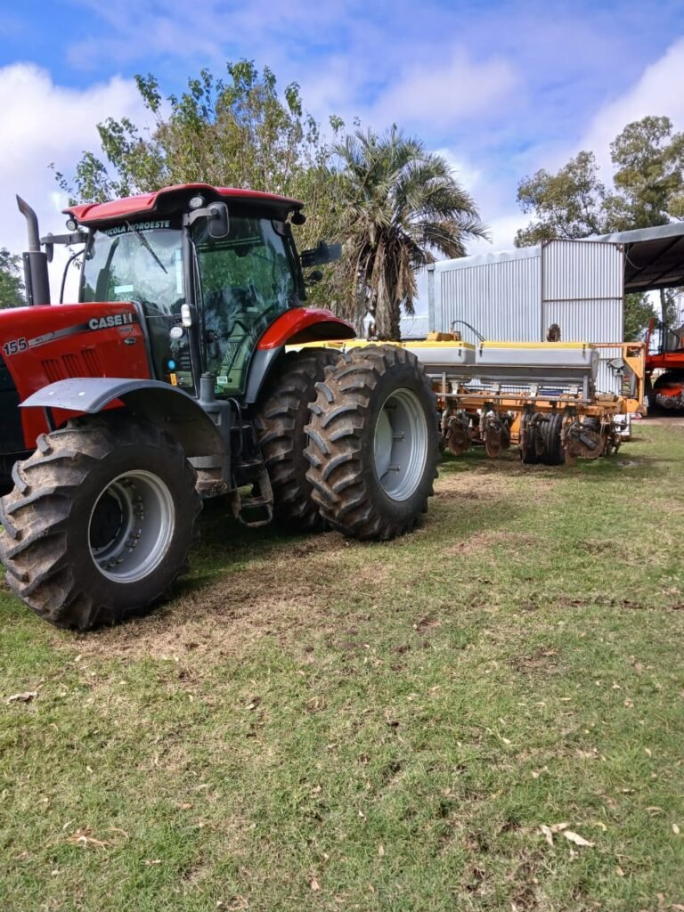 tractor y sembradora de 10 surcos con monitor de siembra efeyefe ingenieria instalado